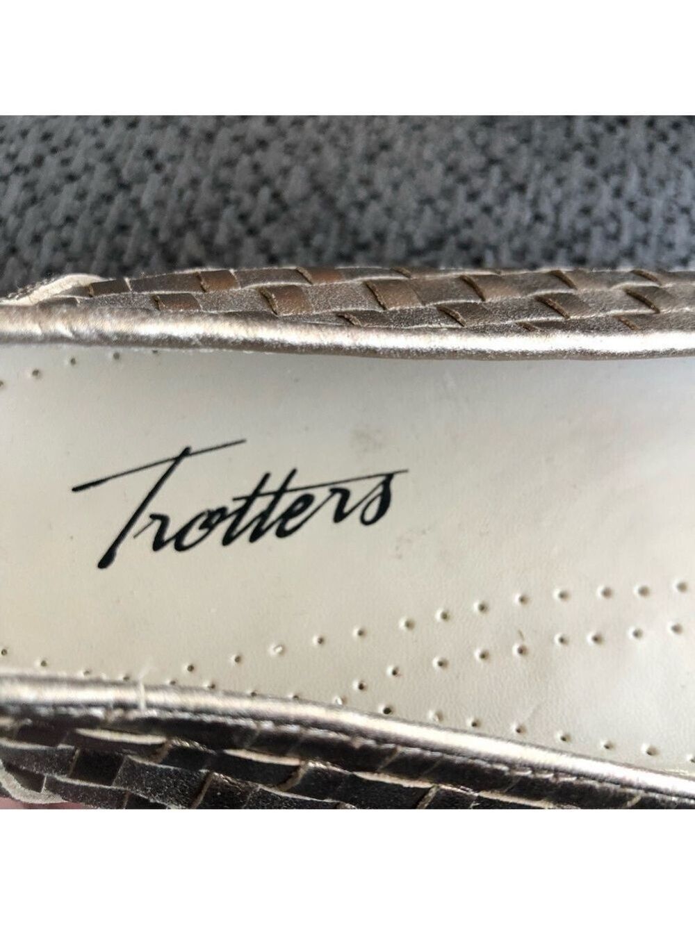 Trotters Size 9S gold basket weave leather loafers, flats, slip ons - Picture 10 of 10